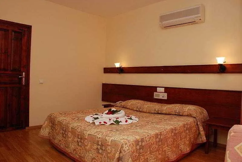 Pine Valley Hotel Ölüdeniz 4*,